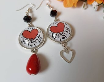 Keith Haring orecchini pendenti con cammeo color argento e immagine in bianco e nero e cuore rosso simbolo di Haring