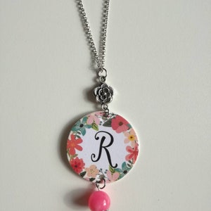 Collana lunga con iniziali nome con ciondolo di carta e ciondolo a fiore color argento