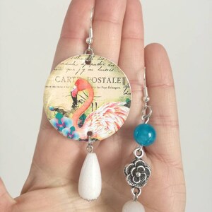 Orecchini flamingo style pendenti con ciondolo a cerchio, immagine di fenicottero e pietre bianche e azzurre