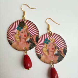Pin up orecchini di carta con ciondolo a forma di cerchio e immagine vintage con volto di donna e perla rossa