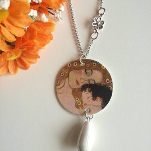 Klimt collana lunga con ciondolo di carta dedicato alla "maternità di klimt" e perla a goccia bianca