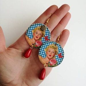 Pin up orecchini di carta con ciondolo a forma di cerchio e immagine vintage con volto di donna, perla rossa e pois