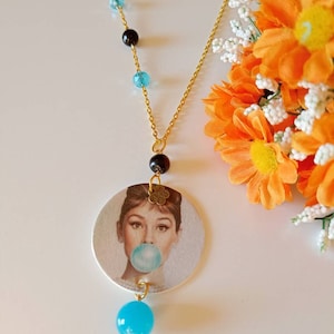 Haudrey Hepburn collana lunga con ciondolo di carta a cerchio e pietre azzurre e nere