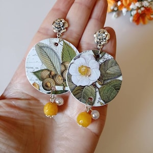 Bellissimi Orecchini di carta pendenti con ciondolo a cerchio con fantasia floreale, perle gialle e bianche e gancio a fiore