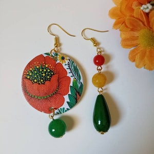 Orecchini di carta pendenti arte popolare ucraina con ciondolo a cerchio, fantasia floreale e pietra verde, gialla e rossa.