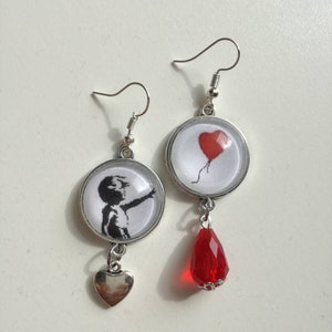 Banksy orecchini cammeo con cuore rosso e arte di strada