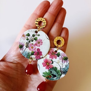 Orecchini di carta pendenti con ciondolo a cerchio con fantasia floreale e perla di pietra bordeaux