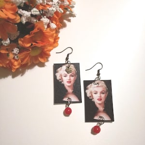 Marilyn Monroe orecchini di carta pendenti con perla rossa.