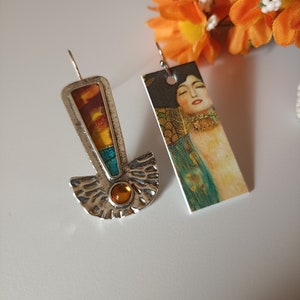 Bellissimi orecchini di carta pendenti Gustav Klimt asimmetrici con perline azzurre e ciondolo rettangolare