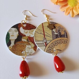 Orecchini di carta pendenti Gustav Klimt con perla a goccia rossa