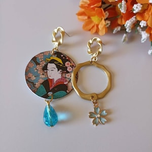 Orecchini di carta con ciondolo a forma di cerchio e immagine gheisha giapponese con pietra azzurre a perno dorato e ciondolo a fiore