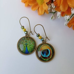 Orecchini con ciondolo a cerchio cammeo 2 cm bronzo, con pavone e perline azzurre e gialle