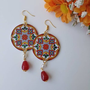 Orecchini di carta a cerchio con fantasia maiolica e pietre bordeaux e bianche