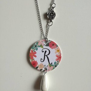 Collana lunga con iniziali nome con ciondolo di carta e ciondolo argentato a fiore e perla a goccia bianca