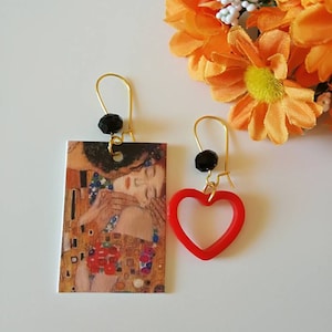 Orecchini pendenti di carta "il bacio" di Gustav Klimt con cuore rosso in resina artigianale