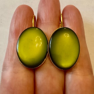 CAT EYE Green Cabochon Gold Plated Vintage earrings- Bakelite / Lucite Elegant Art Deco Design- Sublime Earrings from France