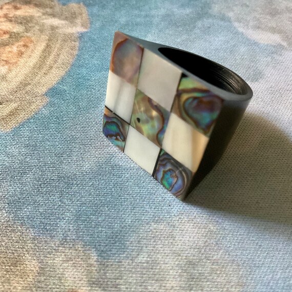 Bague Chevalière Moderniste Scandinave Années 60 – Sculptée En Os – Style Art Déco – Occasion