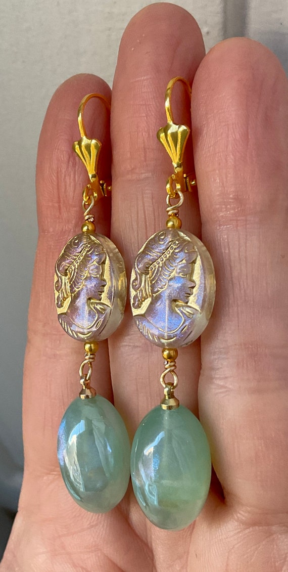 Boucles D'oreilles Anciennes Avec Camée En Bakélite - Couleur Orange - Fermoir Dormeuse - France - Occasion