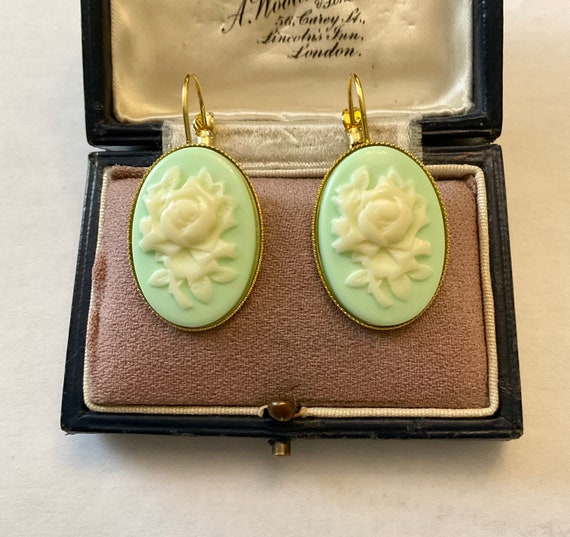 CARVED CAMEO BAKELITE Two Tons Gold Plated Vintag… - image 3