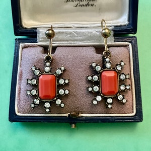 Boucles D'oreilles Anciennes En Bakélite Corail Rose Sculpté - Longues, Pendantes, Occasion