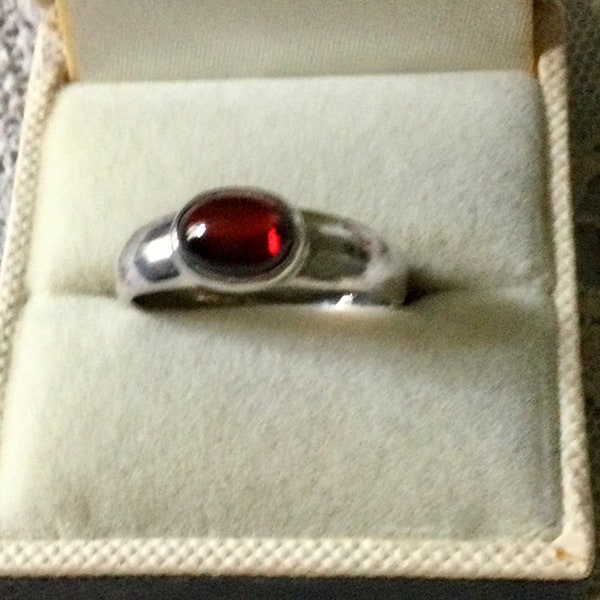 VINTAGE GARNET Elegant RING- Sterling silver- Sparkly Red Garnet - Beautiful vintage Jewelry - Art Deco ring from France