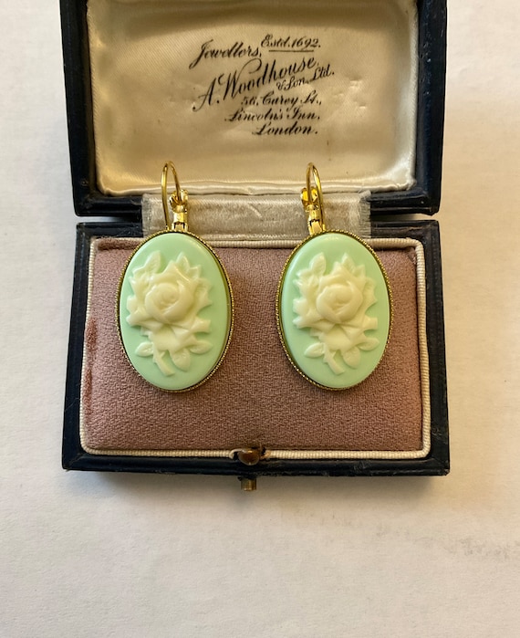 CARVED CAMEO BAKELITE Two Tons Gold Plated Vintag… - image 6