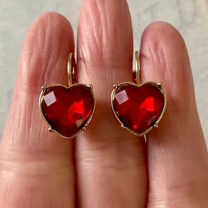 Peut inclure: Ensemble de trois tasses en céramique avec une finition mate et mouchetée. Les tasses sont de couleur crème, gris clair et gris foncé. Chaque tasse a un design simple et minimaliste.