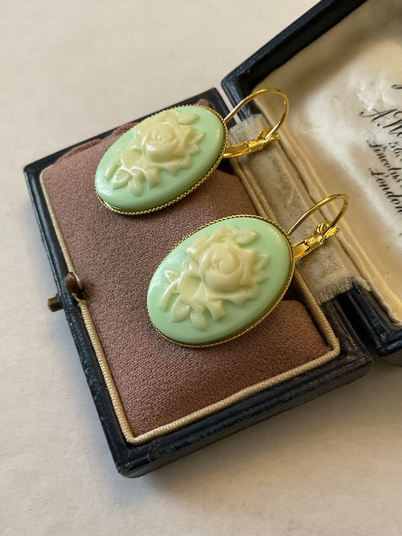 CARVED CAMEO BAKELITE Two Tons Gold Plated Vintag… - image 4