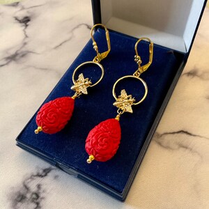 Vintage gesneden DROP&#39;BAKELITE BEE oorbellen - prachtig lang ontwerp verguld - Haute Couture - Vintage uit Frankrijk