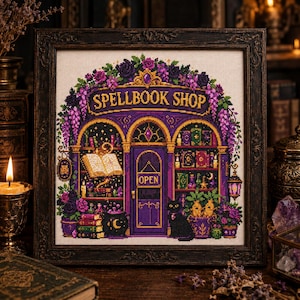 Peut inclure: Une broderie au point de croix dans un cadre orné sombre représentant une devanture violette marquée SPELLBOOK SHOP. Le motif comprend un livre ouvert, un chat noir, des étagères de livres, des fioles et des guirlandes de fleurs violettes.