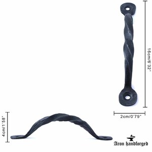Puede incluir: Pomo de puerta de metal negro retorcido de 16 cm de largo y 2 cm de ancho.  Aron handforged.