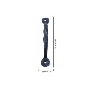 Puede incluir: Pomo de puerta de metal negro con un dise&ntilde;o retorcido. El pomo mide 16 cm de largo y 2 cm de ancho.