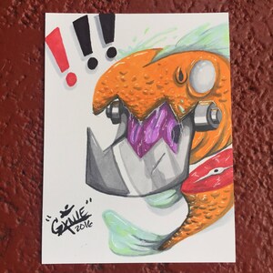 Puede incluir: Una ilustración de dibujos animados de un pez con una boca grande y dientes afilados. El pez es naranja y tiene una lengua morada. El pez lleva un casco de metal con dos ruedas a los lados. El pez está rodeado de un fondo verde y blanco. La imagen está firmada "GXLIE 2016".