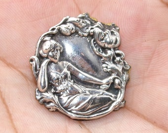Broche de plata de ley Art Nouveau Repousse