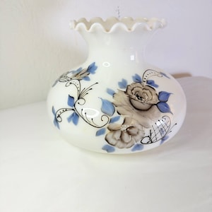 Paralume vintage in vetro opalino dipinto a mano per lampada a uragano / Paralume di ricambio floreale in vetro opalino anni '70 / Vetro bianco con bordo ondulato