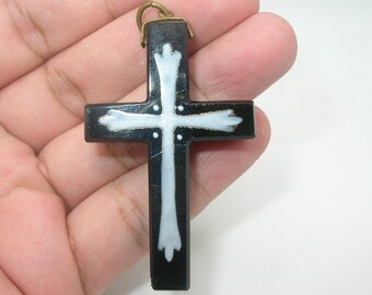 Colgante antiguo francés de azabache con cruz de luto y cristal negro.