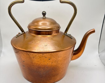 Vintage koperen theepot met plastic handvat, origineel patina, rustiek keukendecor
