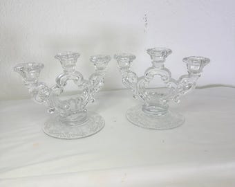 Ensemble de 2 bougeoirs doubles en verre artistique de style Cambridge vintage | élégants bougeoirs en verre transparent | Motif floral gravé | Décoration des années 1970