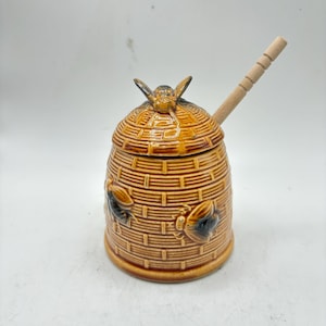 Vasetto per miele vintage in ceramica a forma di alveare con api in rilievo e dettagli intrecciati a cestino.
