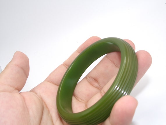 Vintage Green Bakelite Carved Bangle - image 3