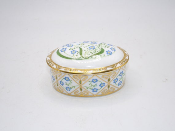 Vintage Fine Porcelain Lidded Dresser Jar by Roya… - image 1