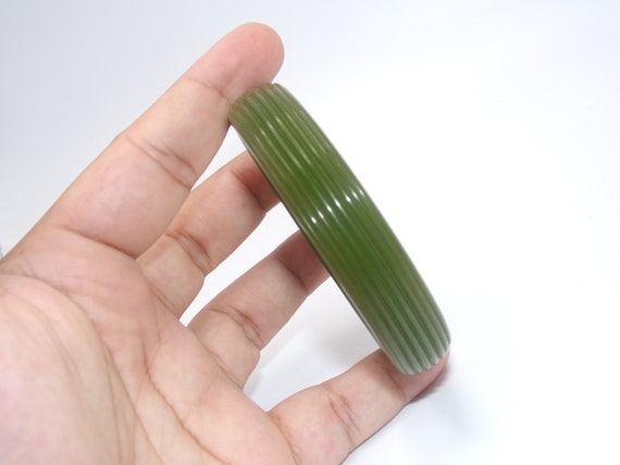 Vintage Green Bakelite Carved Bangle - image 4