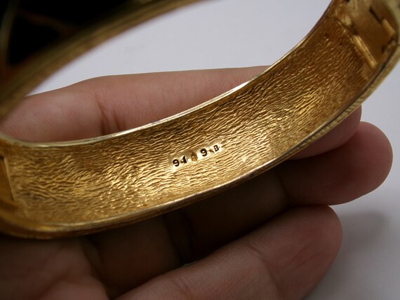 Vintage Boucher Enamel Gold Tone Hinged Bangle - image 8