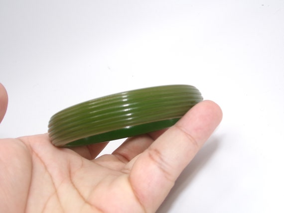 Vintage Green Bakelite Carved Bangle - image 5