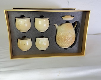 Vintage Chinesisches Porzellan Tee-Set in Original Palace Museum Geschenk Box | 4 Tee Tassen & Teekanne | 1970er Jahre Sammler Keramik Teeservice