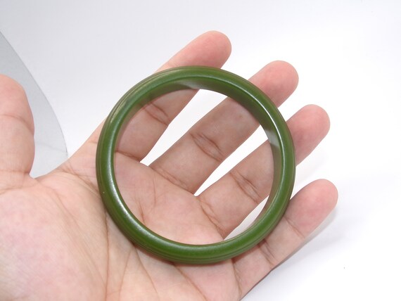 Vintage Green Bakelite Carved Bangle - image 2