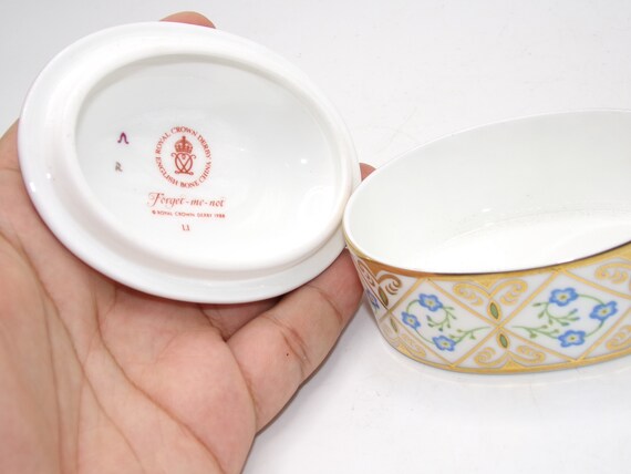 Vintage Fine Porcelain Lidded Dresser Jar by Roya… - image 4