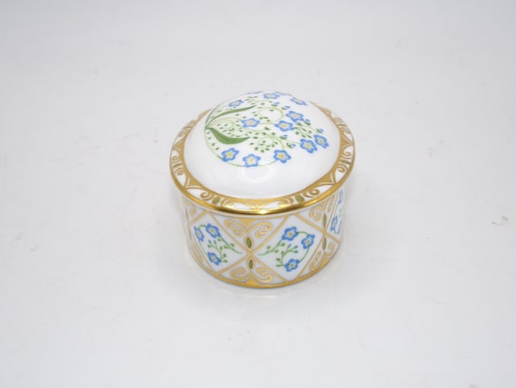 Vintage Fine Porcelain Lidded Dresser Jar by Roya… - image 2