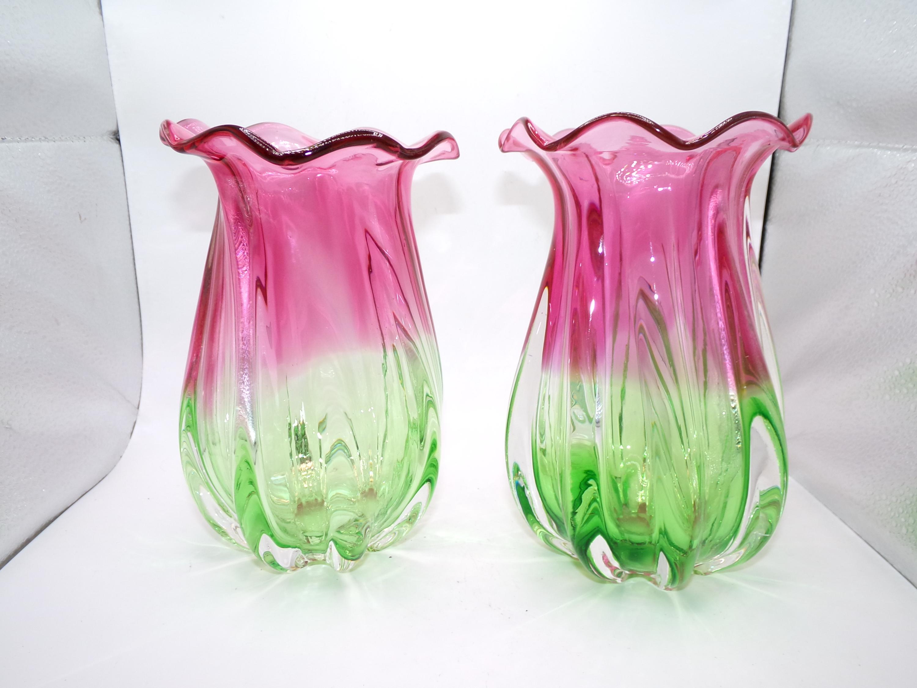 ヴィンテージのクランベリー色と緑色のガラスの花瓶2個セット - Etsy 日本
