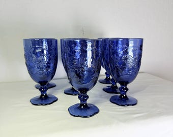 Juego de 8 copas de cristal azul cobalto vintage de la década de 1960 con diseño floral en relieve y base festoneada de 18 cm de diámetro.
